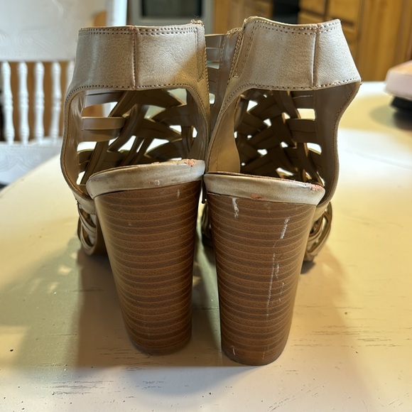 Fergalicious sandals with heels - Picture 3 of 5